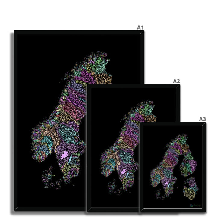 Mapa da bacia hidrográfica da Escandinávia pastel sobre preto Impressão emoldurada